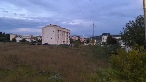Pogled na stambenu zgradu i okolno naselje u sumrak. - image 5