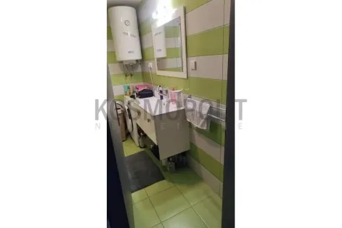 Manje kupatilo sa zelenim pločicama, umivaonikom i bojlerom. - image 15