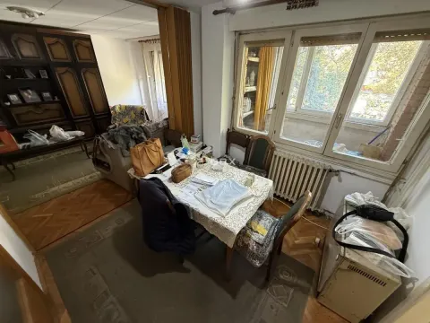 Dnevna soba sa trpezarijskim stolom i prozorima. - image 4