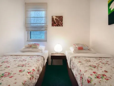 Izdavanje, dvosoban stan, 58m², Boreti, Budva - image 2