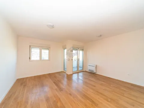 Izdavanje, dvosoban stan, 70m², Central Point, Podgorica