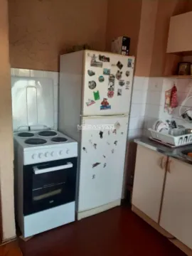 Manja kuhinja sa šporetom i frižiderom. - image 4