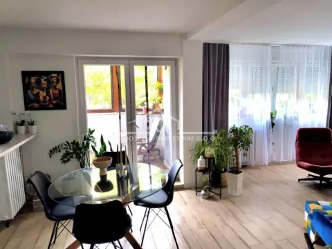 Dnevna soba sa trpezarijom i izlazom na terasu. - image 12
