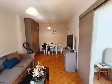 Dnevna soba sa garniturom, TV komodom i trpezarijskim stolom. - image 3