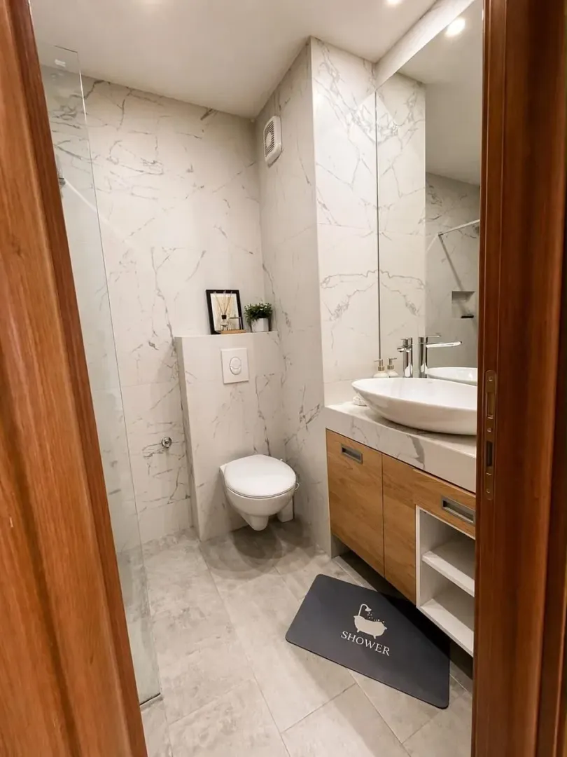 Modernly equipped bathroom with sanitary ware and a walk-in shower.