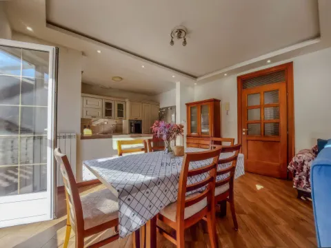 Izdavanje, trosoban stan, 130m², Dobrota, Kotor - image 8