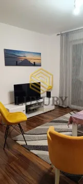Dnevna soba sa garniturom, televizorom i trpezarijskim stolom. - image 7