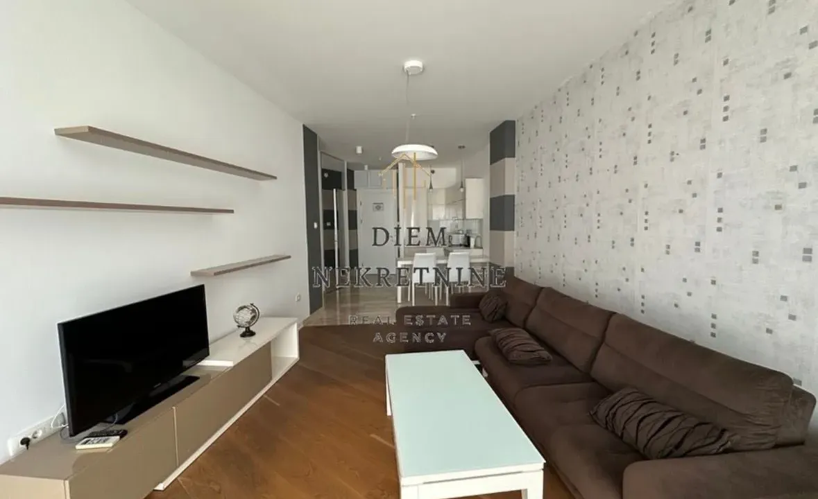 Izdavanje, jednosoban stan, 64m², Centar, Budva