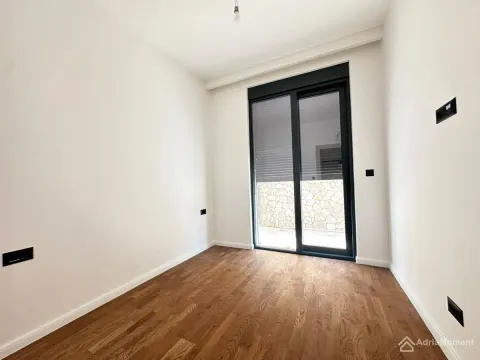 Prazna soba sa drvenim podom i balkonskim vratima. - image 11