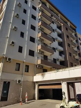 Spoljašnji izgled višestambene zgrade sa terasama i klima uređajima na fasadi. - image 5