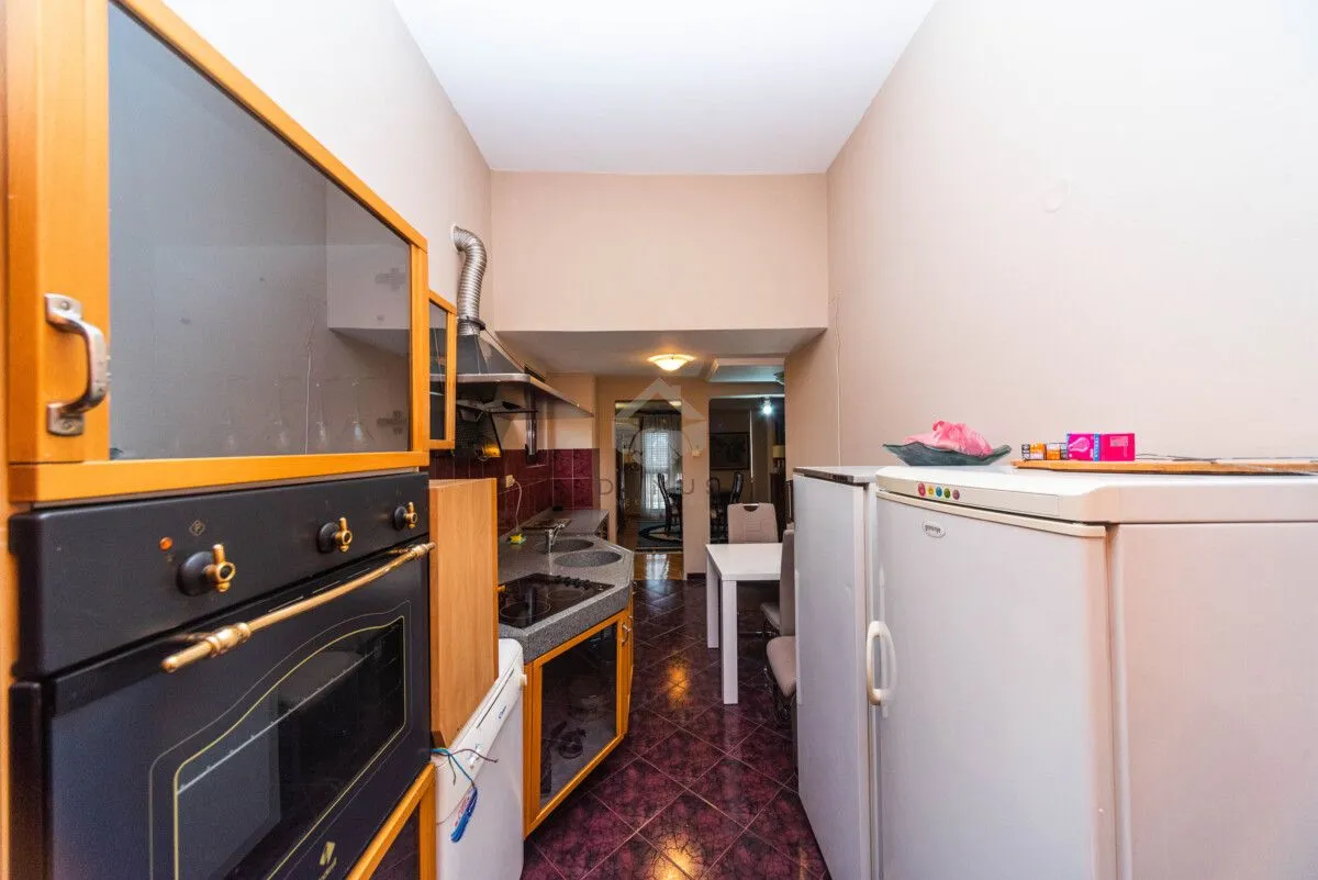 Izdavanje, kuća, 380m², Gorica C, Podgorica