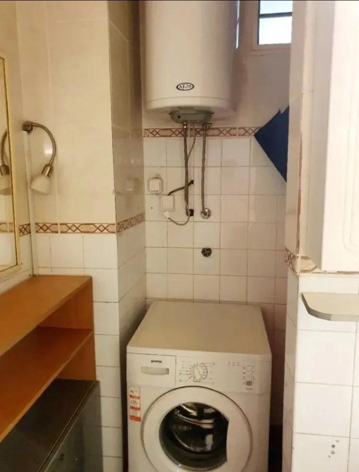 Dio kupatila sa veš mašinom i bojlerom.