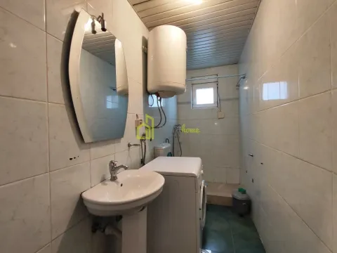 Manje kupatilo sa umivaonikom, veš mašinom i bojlerom. - image 9