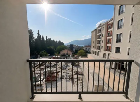 Pogled sa balkona na okolne zgrade i gradilište. - image 6