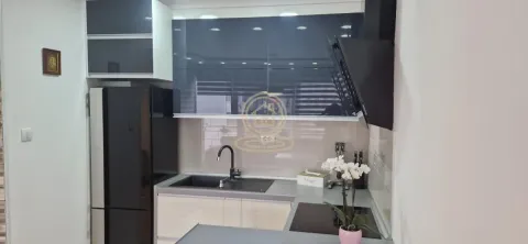 Moderna kuhinja sa tamnim elementima i ugrađenim frižiderom. - image 4