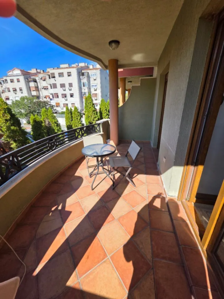 Izdavanje, dvosoban stan, 85m², Stari Aerodrom, Podgorica