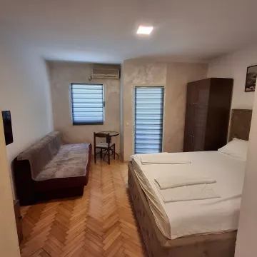 Namještena spavaća soba sa bračnim krevetom, kaučom i drvenim podom. - image 4