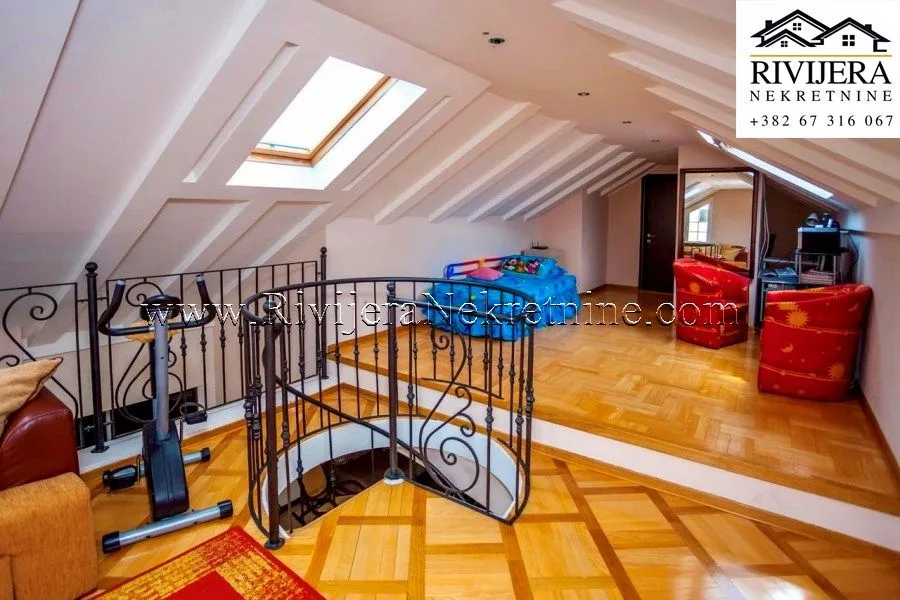 Prodaja, trosoban stan, 220m², Dobrota, Kotor