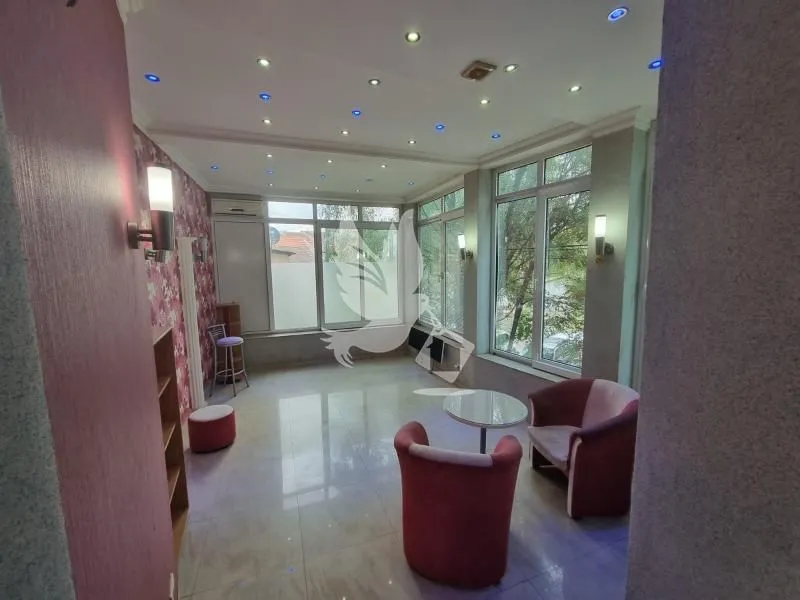 Izdavanje, poslovni prostor, 80m², Centar Sve Podlokacije, Beograd