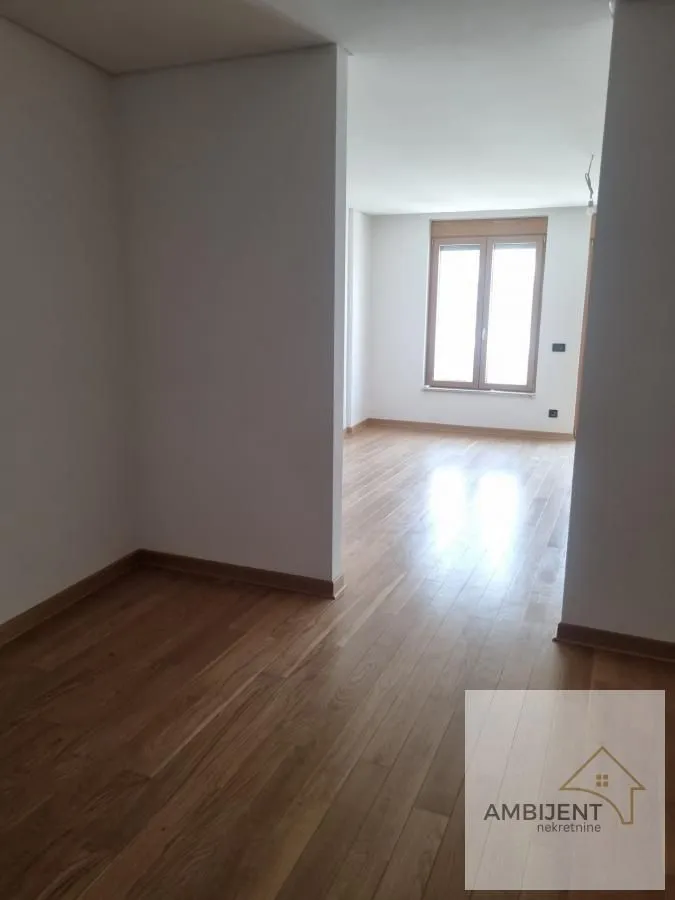 Prodaja, četvorosoban stan, 261m², Čubura, Beograd