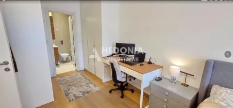 Spavaća soba sa krevetom, radnim stolom i sopstvenim kupatilom. - image 8