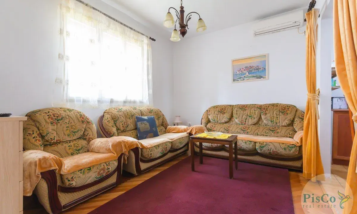 Izdavanje, dvosoban stan, 400m², Tološi, Podgorica