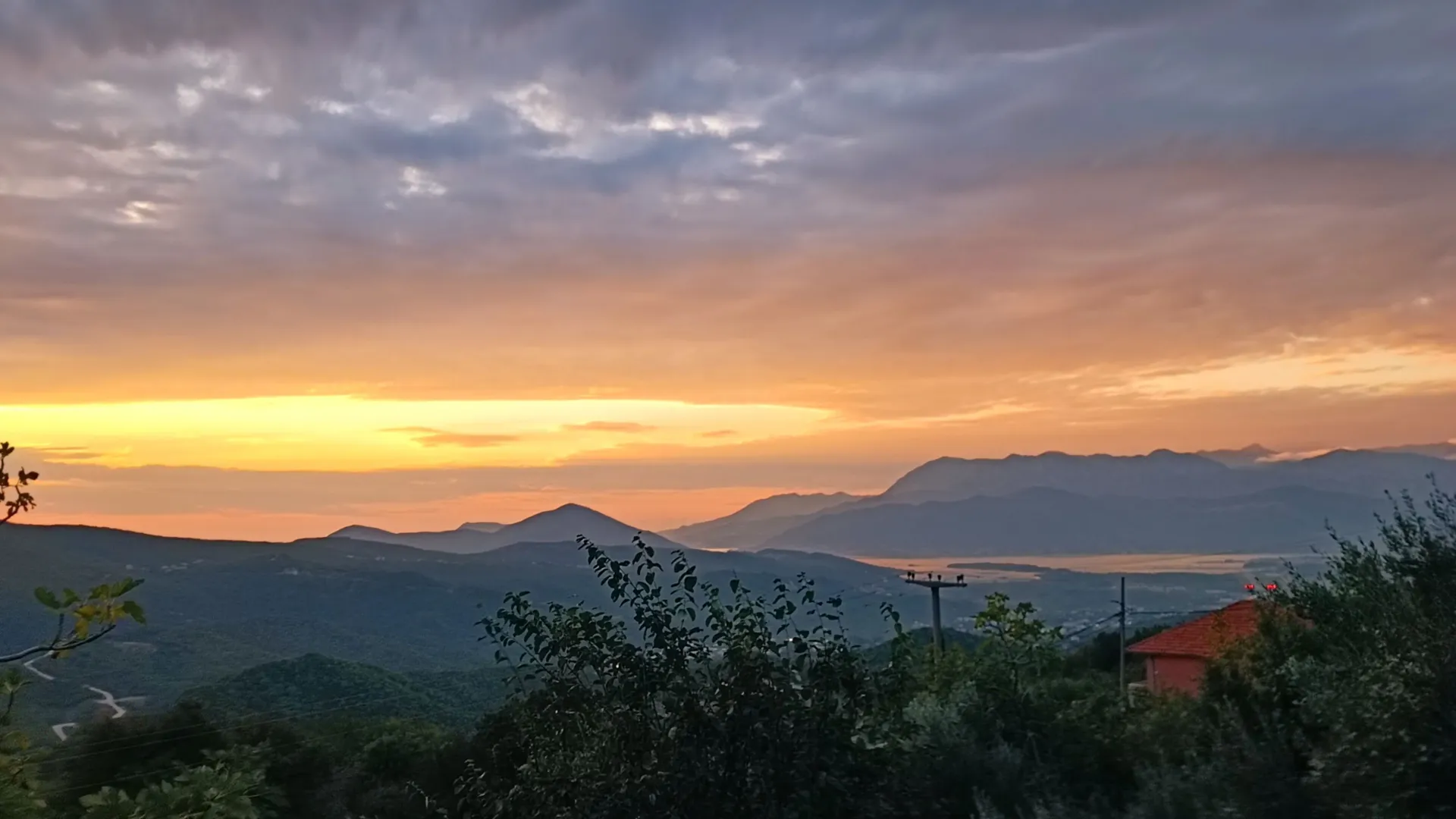 Pogled na planine i pejzaž u sumrak sa nekretnine.