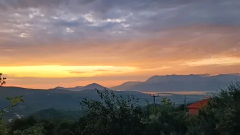 Pogled na planine i pejzaž u sumrak sa nekretnine. - image 6