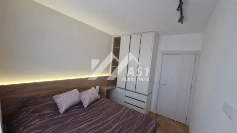 Manja spavaća soba sa bračnim krevetom, ugradnim garderoberom i ambijentalnim osvetljenjem. - image 3