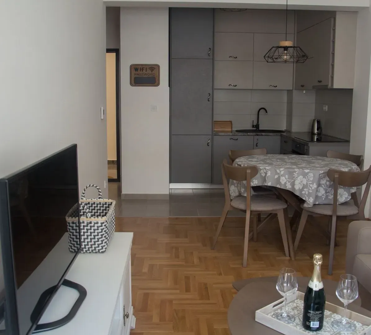 Izdavanje, jednosoban stan, 42m², Budva, Crna Gora