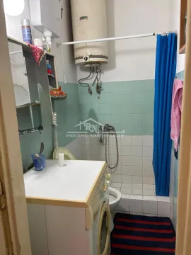Manje kupatilo sa kadom, veš mašinom i bojlerom. - image 9