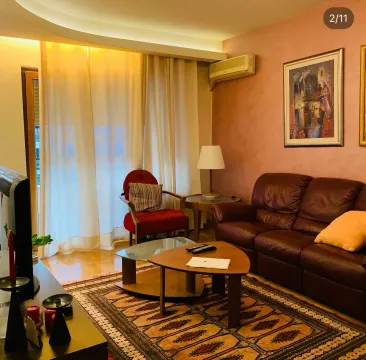 Dnevna soba sa kožnom garniturom, foteljom i trpezarijskim stolom. - image 2