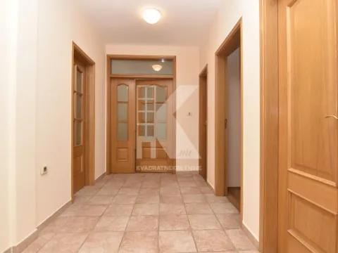 Izdavanje, trosoban stan, 110m², Preko Morače, Podgorica - image 17