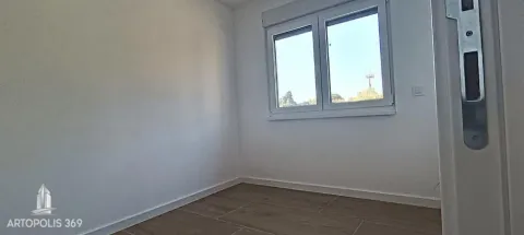 Prazna prostorija sa prozorom i podom obloženim pločicama u imitaciji drveta. - image 7