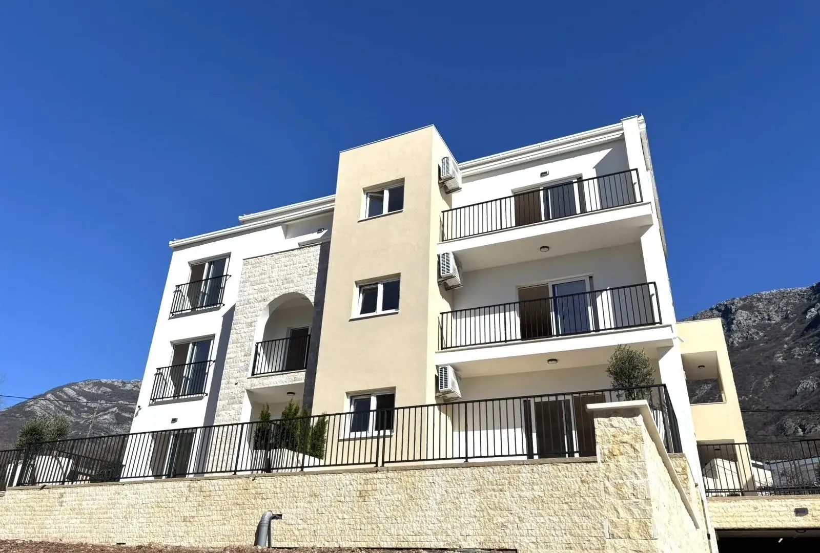 Prodaja, dvosoban stan, 61m², Sutomore, Bar