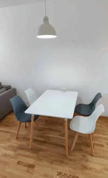 Trpezarija sa bijelim stolom i modernim stolicama. - image 5