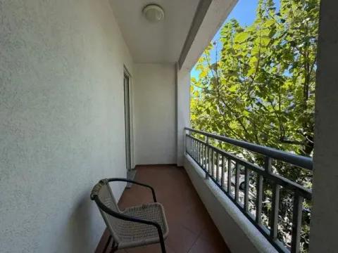 Natkrivena terasa sa stolicom i pogledom na zelenilo. - image 12