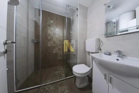 Moderno kupatilo sa tuš kabinom, umivaonikom i WC šoljom. - image 7