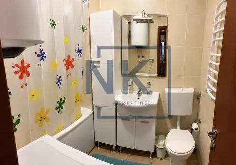 Kupatilo opremljeno tuš kabinom sa zavjesom, umivaonikom, ormarićem i toaletom. - image 5