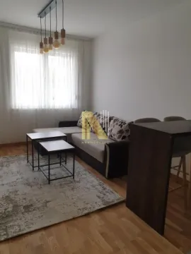 Dnevni boravak sa garniturom, stočićem i prozorom sa belim zavesama. - image 7