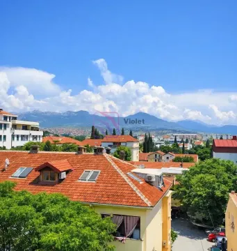 Pogled sa terase na grad i planine u pozadini. - image 4