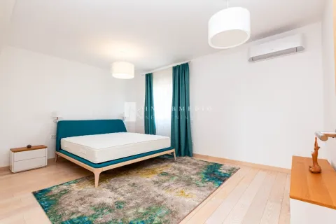 Svijetla spavaća soba sa bračnim krevetom i drvenim podom. - image 7
