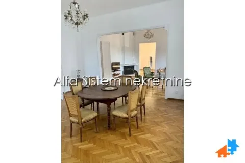 Trpezarija sa drvenim stolom i stolicama u nastavku dnevnog boravka. - image 6