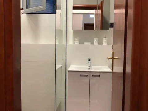 Rent, one bedroom apartment, 43m², Budva, Crna Gora - image 8