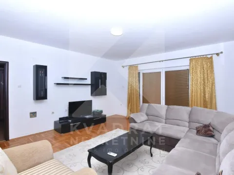 Izdavanje, trosoban stan, 130m², Tološi, Podgorica - image 1