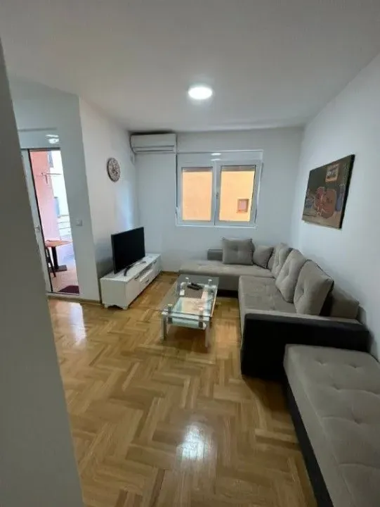 Izdavanje, jednosoban stan, 52m², Budva, Crna Gora