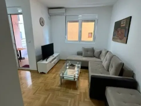 Izdavanje, jednosoban stan, 52m², Budva, Crna Gora
