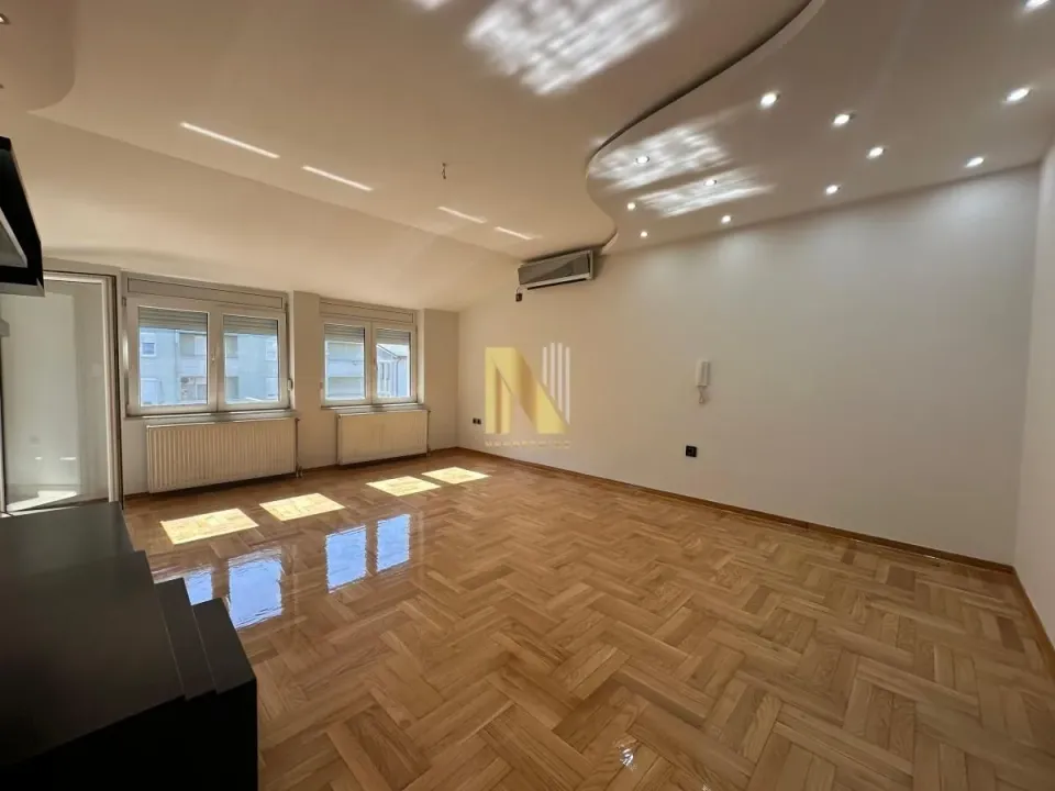 Prodaja, četvorosoban stan, 83m², Banatić, Novi Sad Sve Podlokacije