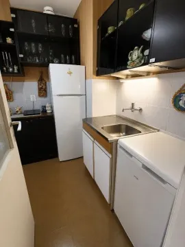 Manja kuhinja sa belim frižiderom, sudoperom i ugradnim elementima. - image 5
