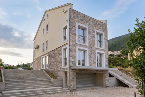 Vanjski izgled trospratne kuće sa kamenom fasadom i garažom. - image 13